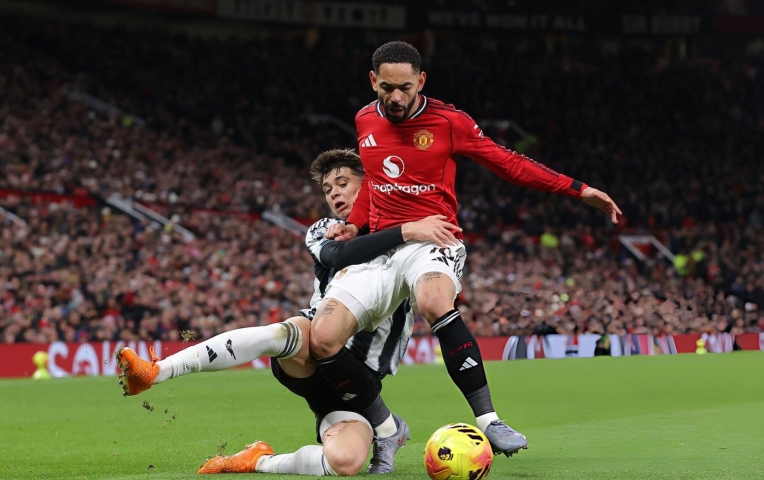 Quật ngã Newcastle, MU áp sát top 4 Ngoại hạng Anh