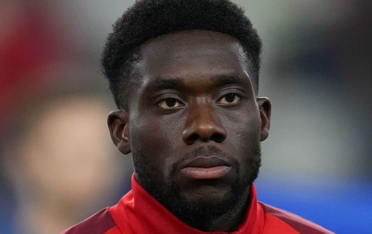 Bayern chính thức ra giá bán Alphonso Davies