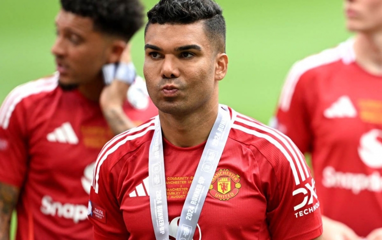 CĐV MU quay ngoắt 180 độ khen Casemiro