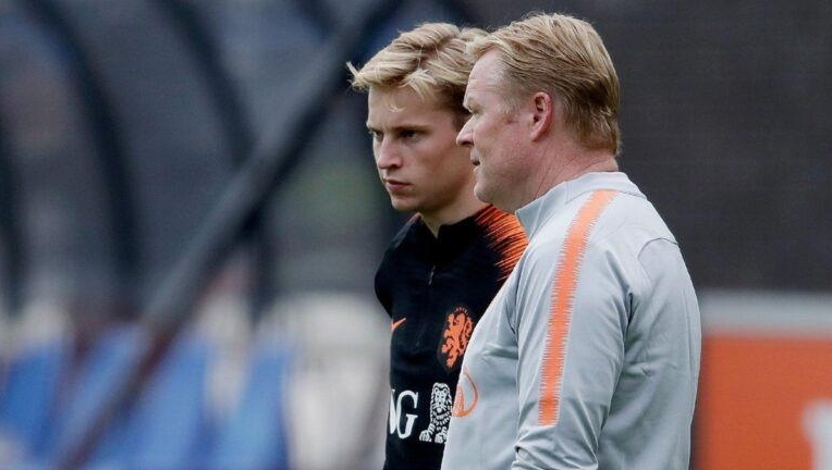 HLV Koeman cảnh báo Barca không nên mạo hiểm với De Jong