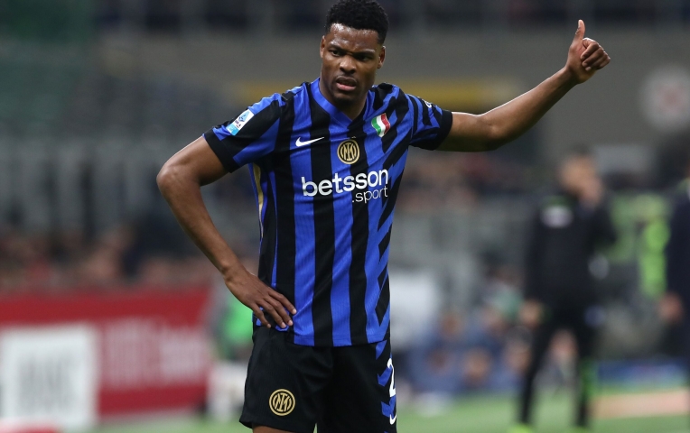 Denzel Dumfries đấu Barca: Đỉnh cao trở lại
