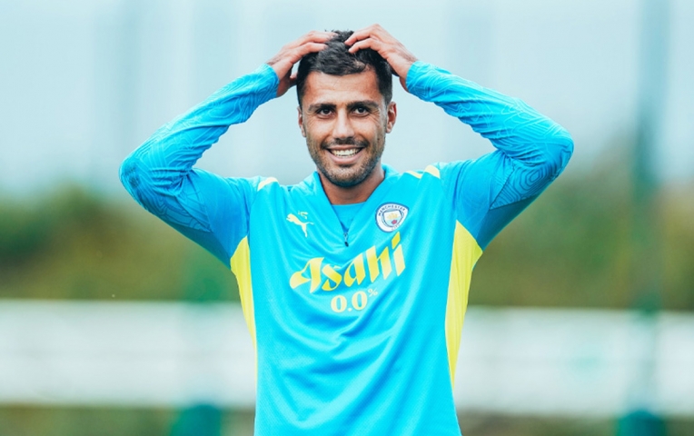 Pep Guardiola khiến CĐV Man City hụt hẫng về Rodri