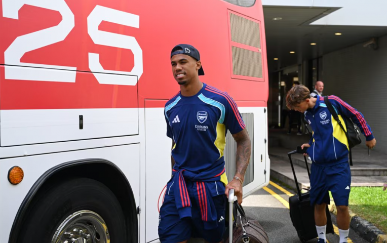 Arsenal gặp 'sự cố' đầu tiên tại châu Á