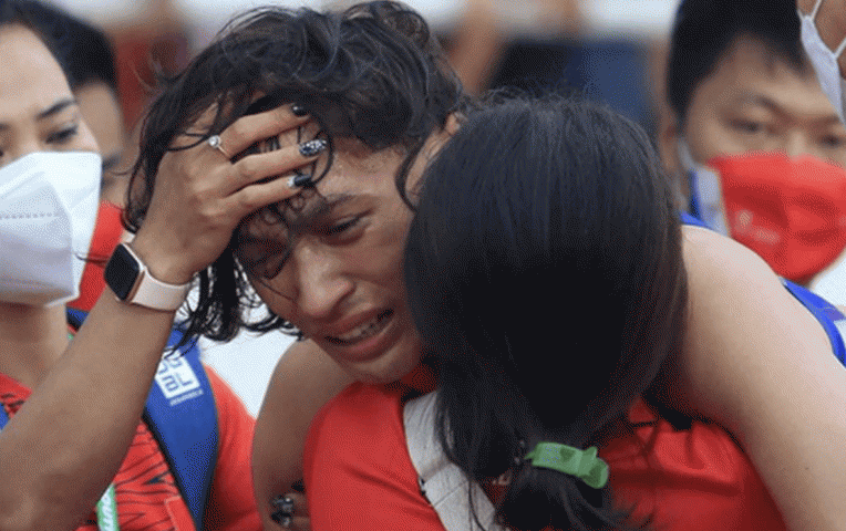 Người hùng điền kinh Việt Nam bật khóc vì nhớ mẹ