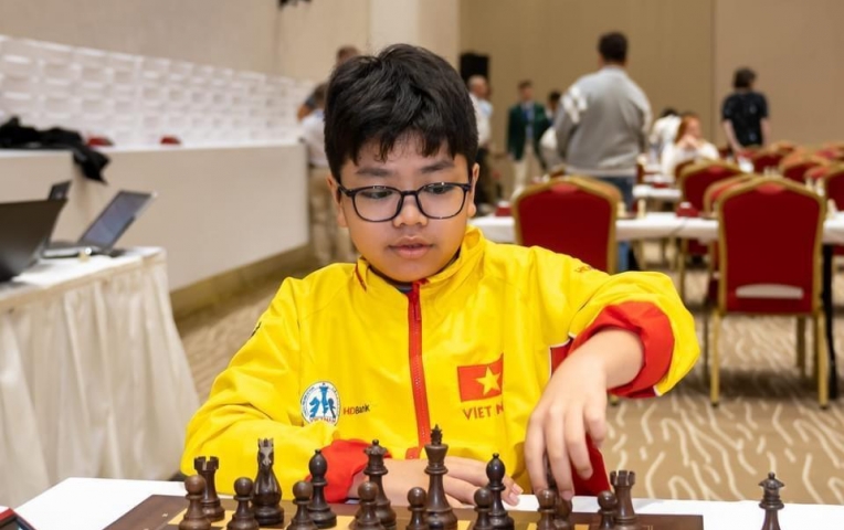 Thế giới dậy sóng: Kỳ tài 14 tuổi Việt Nam đánh bại 8 đại kiện tướng