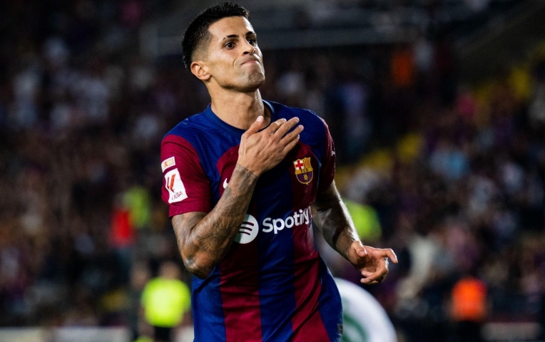 Khao khát trở lại, cựu sao Barca có hành động đặc biệt