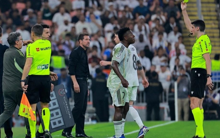 Trọng tài lên tiếng bất ngờ về màn 'đấu khẩu' giữa Vinicius và Simeone