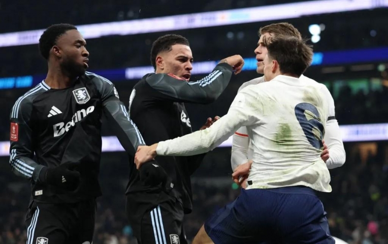 Aston Villa loại Tottenham, ghế HLV Frank lung lay dữ dội