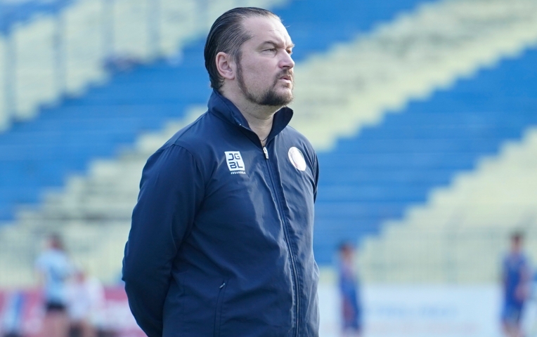 HLV Popov khẳng định thi đấu trong sạch, ẩn ý V-League 'có mùi'