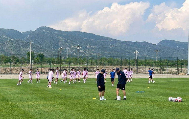 U16 Việt Nam bước vào buổi tập đầu tiên tại Trung Quốc