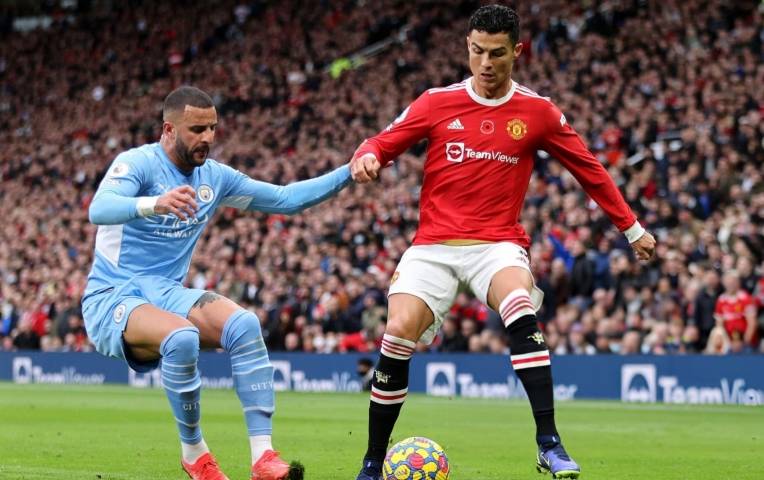 Huyền thoại MU khuyên Ronaldo nên gia nhập Man City