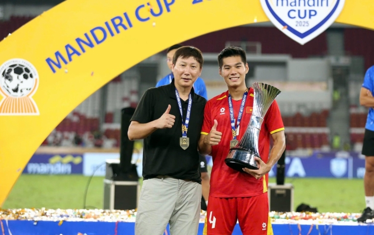 Vừa vô địch U23 Đông Nam Á, trung vệ U23 Việt Nam nâng cúp sau 2 ngày