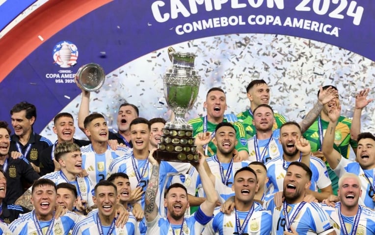 Vỡ oà khoảnh khắc Messi và đồng đội nâng cúp Copa America 2024