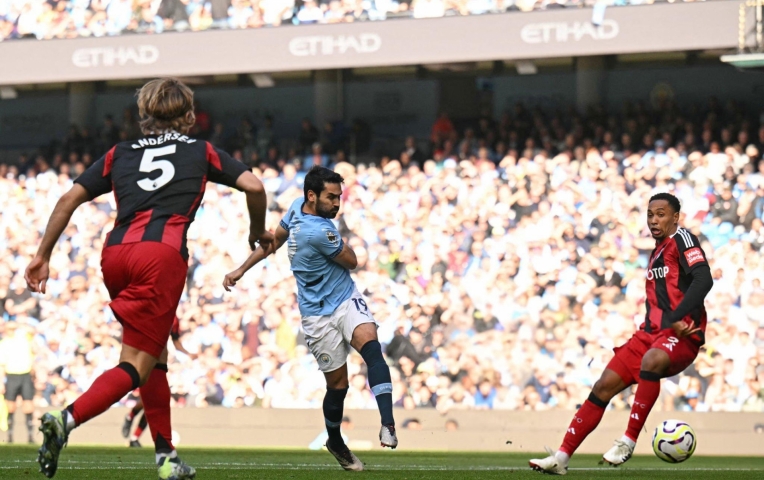 Thắng nghẹt thở Fulham, Man City bám sát ngôi đầu của Liverpool