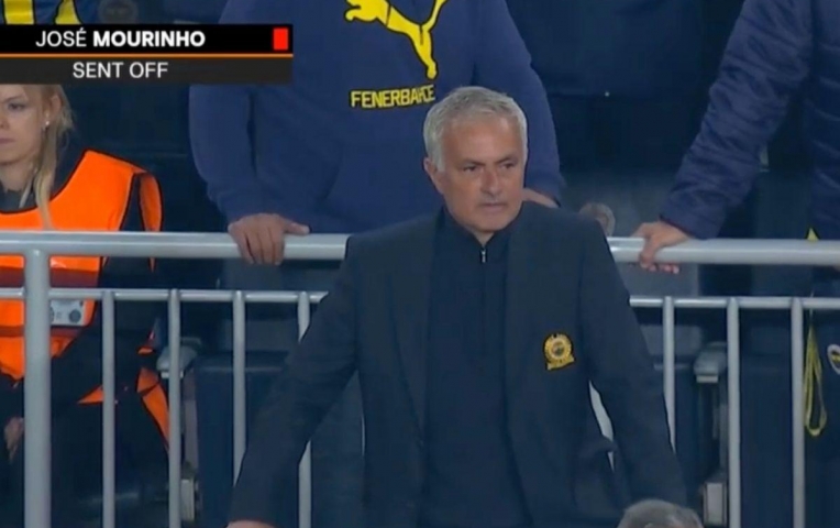 Jose Mourinho lại 'gây ấn tượng' với thẻ đỏ khi đối đầu MU