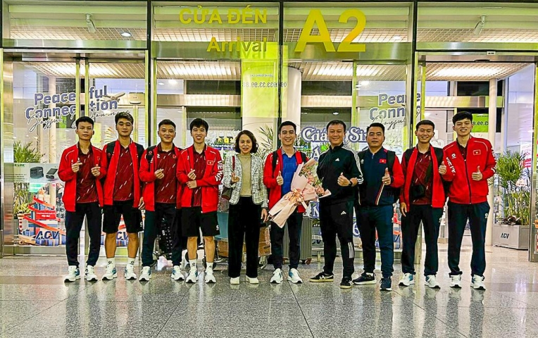 Tuyển Việt Nam chia 2 nhóm về nước sau SEA Games