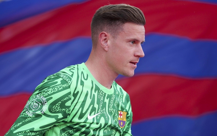 Đội trưởng Barcelona đòi lại suất bắt chính từ Szczesny