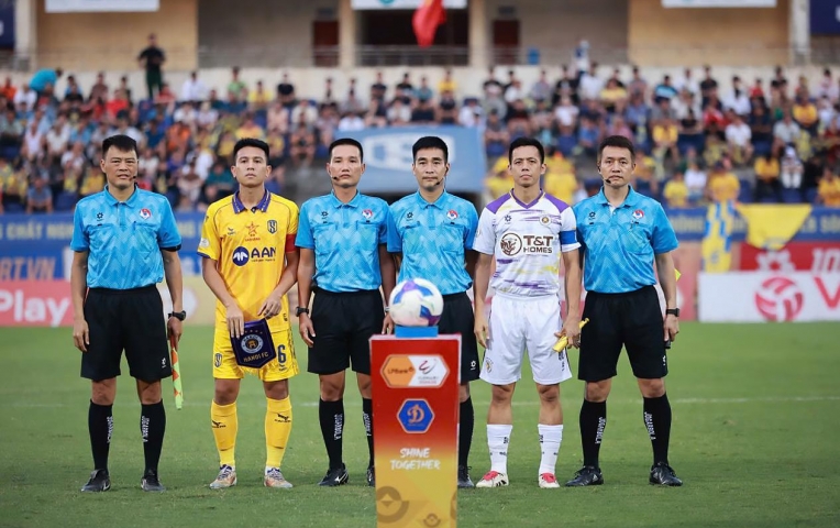 Trọng tài quên luật ở V-League bị đình chỉ nhiệm vụ