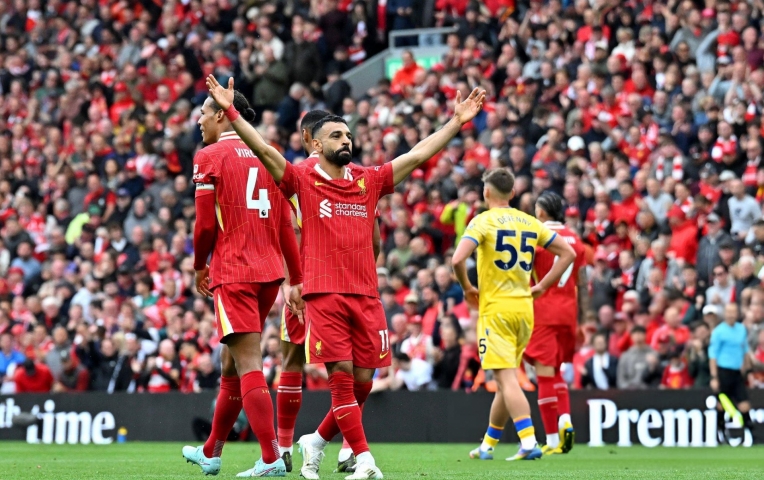 Salah tỏa sáng, Liverpool thoát thua trong ngày nâng cúp