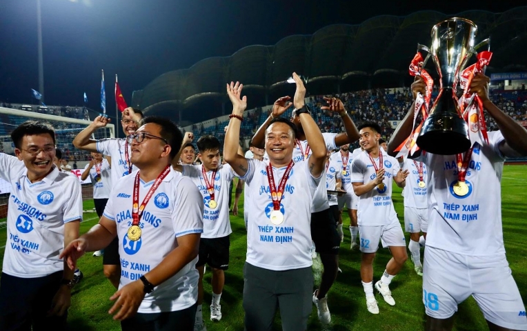 HLV Nam Định nói gì trong ngày chính thức nâng cúp V-League?