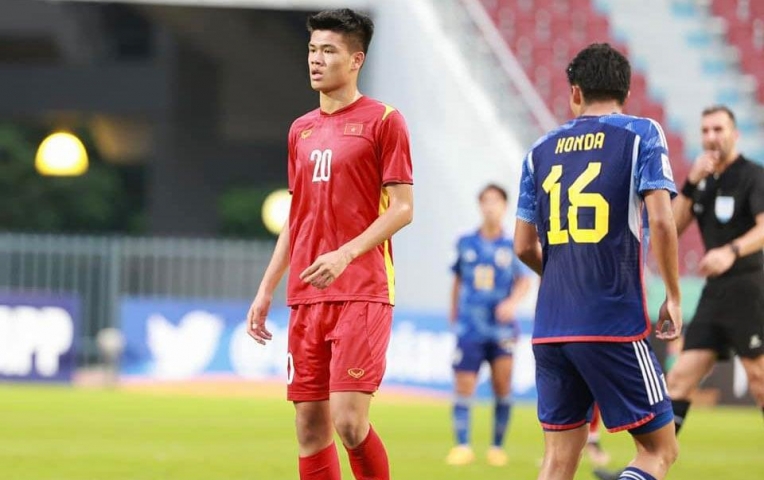 Sao U23 Việt Nam cao 1m95 ghi siêu phẩm vô lê cực đẹp mắt