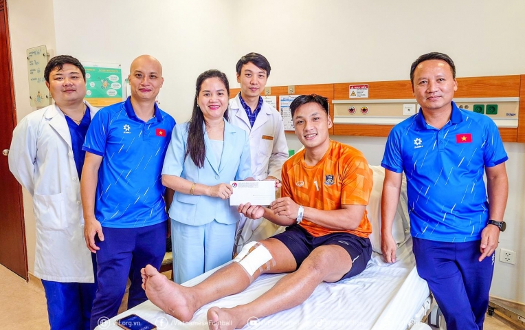 Thủ môn số 1 Việt Nam phải lên bàn mổ