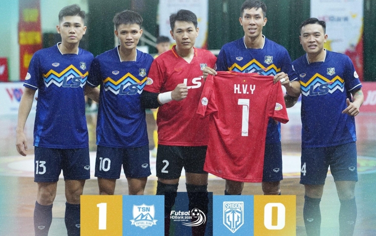 Lỡ SEA Games, thủ môn số 1 Việt Nam được đồng đội làm 1 điều