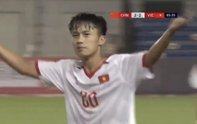 Tiền vệ U16 Việt Nam ghi bàn, giúp đội nhà hòa hú vía