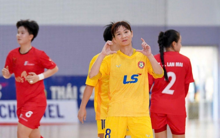 Thùy Trang, Tuyết Dung cùng ghi bàn khi đối đầu ở sân futsal