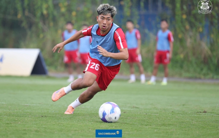 Việt kiều cực hiếm gây sốt trong buổi tập đầu tiên ở Việt Nam