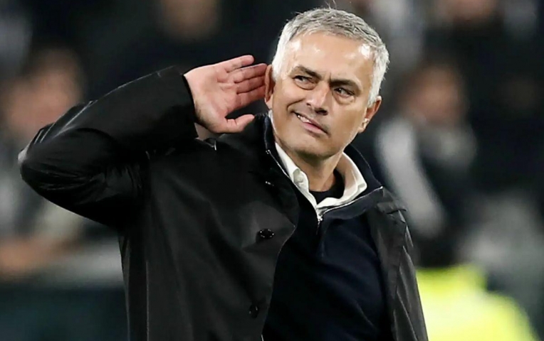 Học trò đi muộn 2 lần trong một ngày, Mourinho tặng ngay đồng hồ