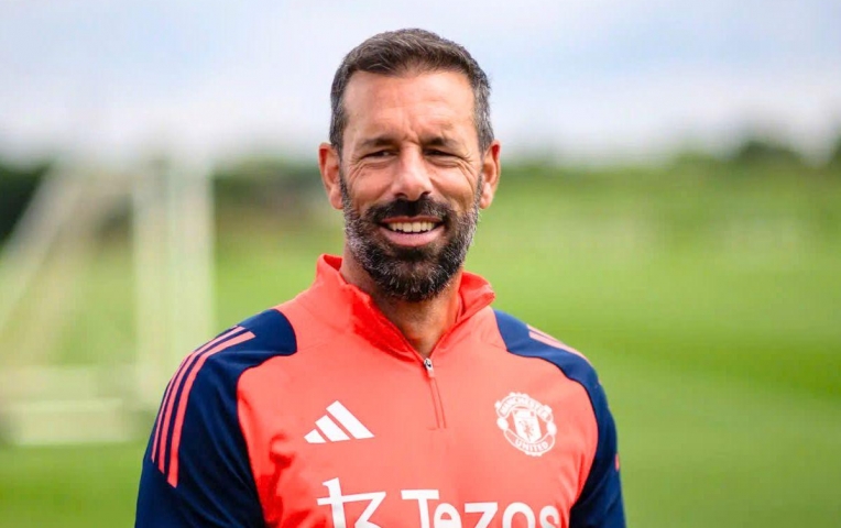 Van Nistelrooy nộp đơn làm HLV, hé lộ bến đỗ mới