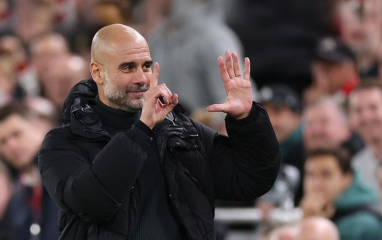 Pep giơ 6 ngón tay mỉa mai fan Liverpool, bị đáp trả cay đắng