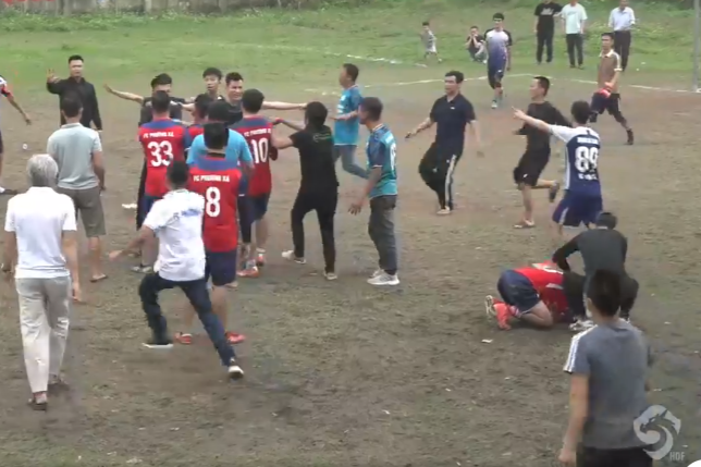 VIDEO: Va chạm tại giải xã, cầu thủ phải ôm đầu sau cú đá của đối phương
