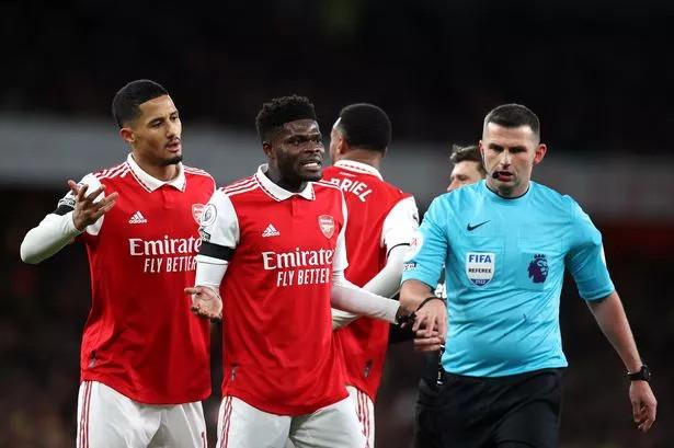 ‘Khắc tinh’ cầm còi khiến Arsenal và Tottenham hoang mang 