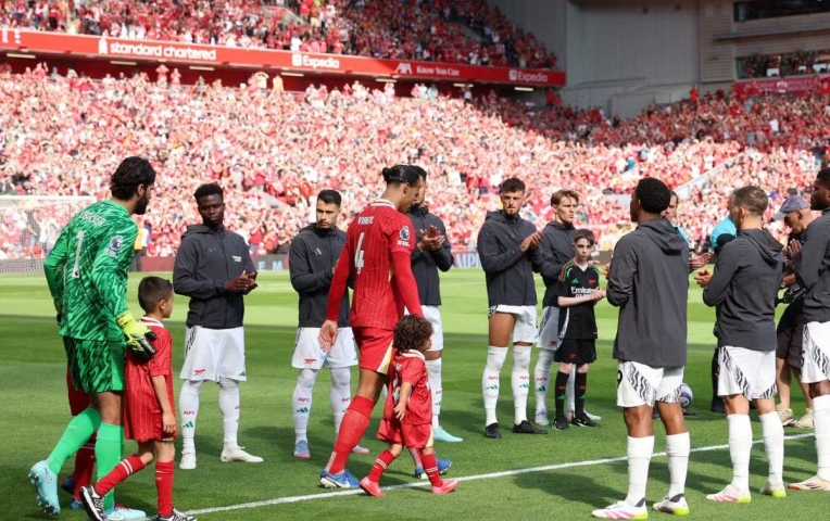 Sao trẻ Arsenal tỏ thái độ bất thường khi chào đón Liverpool
