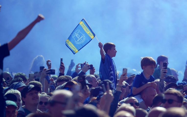CĐV Everton xúc động chia tay Goodison Park sau 133 năm gắn bó