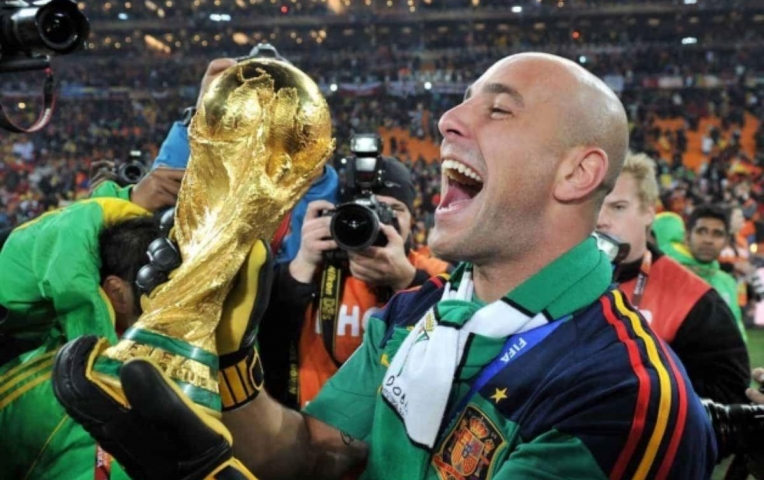 Nhà vô địch World Cup 2010 tuyên bố giải nghệ ở tuổi 42