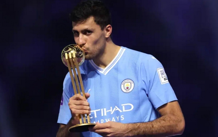 Rodri bất ngờ tái xuất đội hình Man City