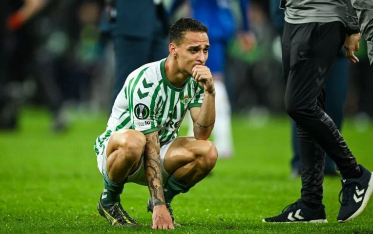 Antony để ngỏ tương lai bằng tâm thư xúc động tới Betis