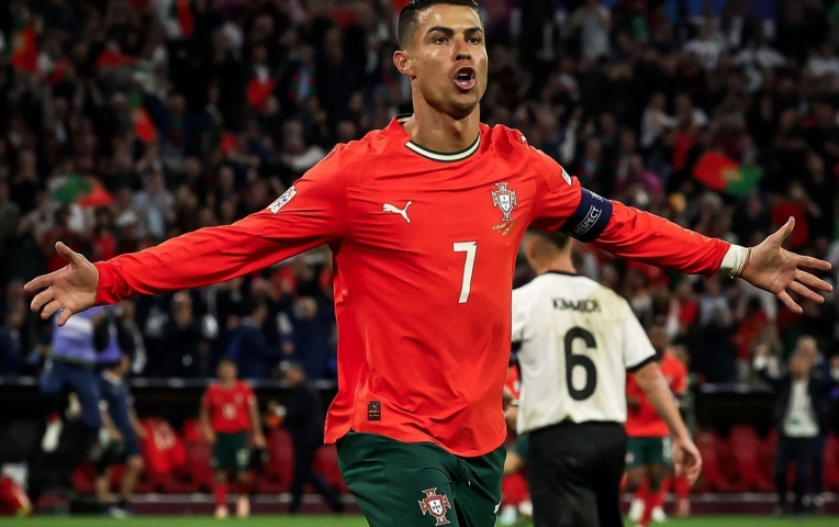 Ronaldo được hàng ngàn CĐV Đức đứng dậy vỗ tay