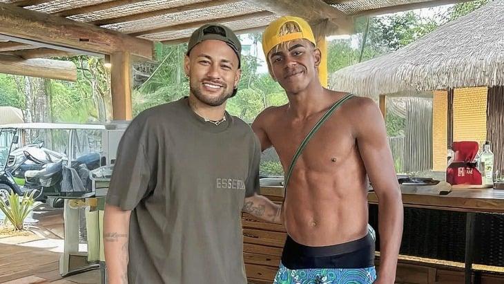 Lamine Yamal tụ tập cùng Neymar, CĐM lập tức lên tiếng cảnh báo