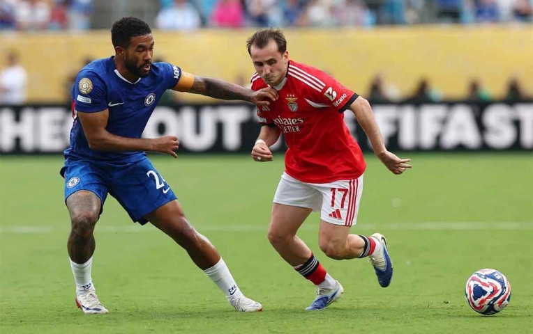 Trận Chelsea và Benfica bị hoãn ở phút 86