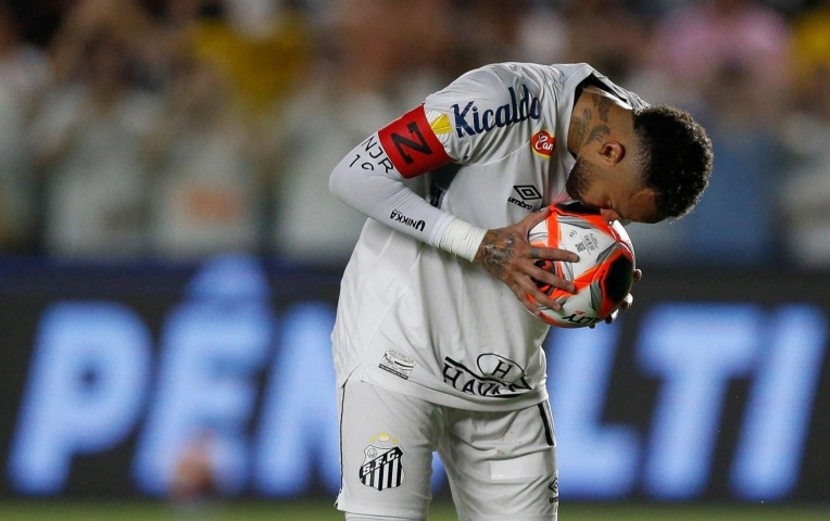Neymar ghi bàn ngày trở lại khiến trận đấu hỗn loạn