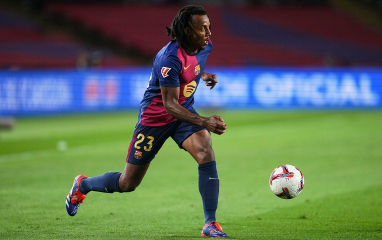 Barcelona đưa ra quyết định quan trọng với trụ cột