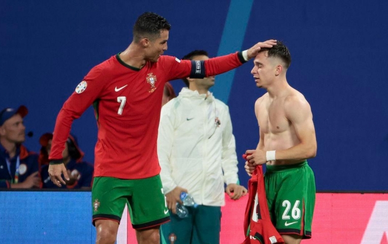 Đàn em Ronaldo chốt bến đỗ ông lớn Châu Âu