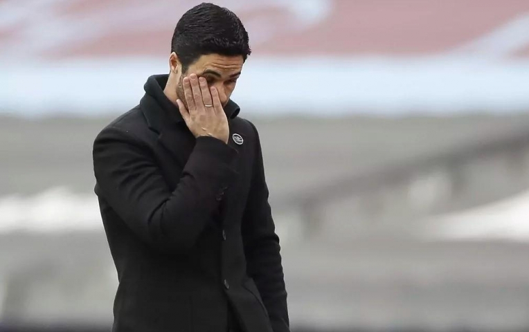 Arsenal tiếp tục gặp ác mộng ở hàng thủ