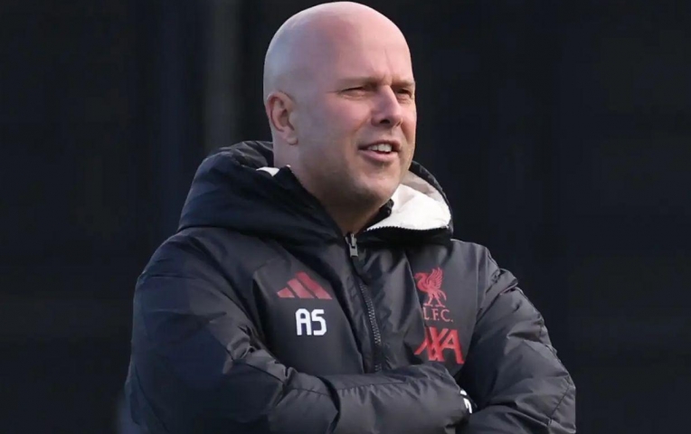 Arne Slot nhận thêm đòn giáng mạnh sau vụ Salah nổi loạn