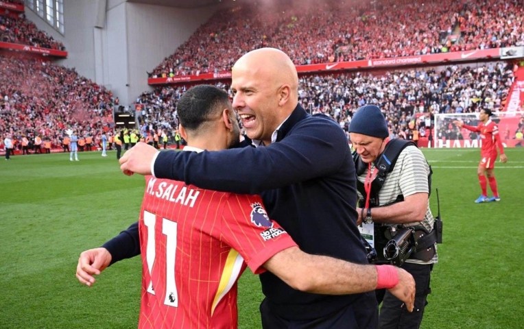 Arne Slot tâng bốc Salah, tiết lộ tương lai 'Vua Ai Cập'