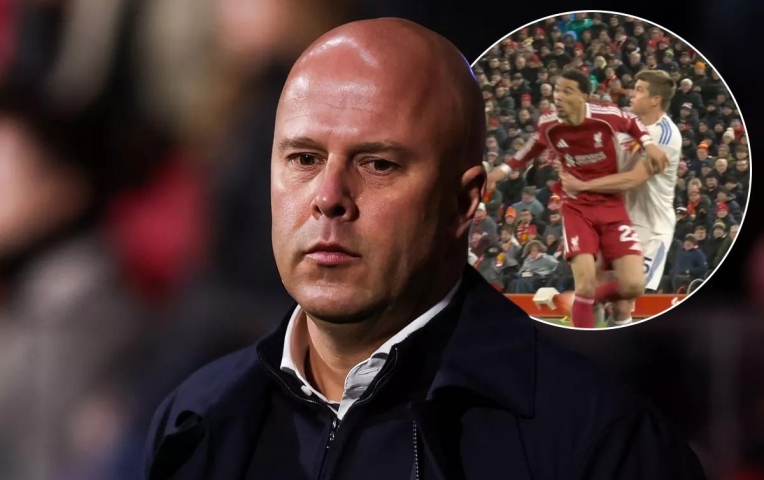 Arne Slot bất mãn với trọng tài sau trận hòa với Leeds